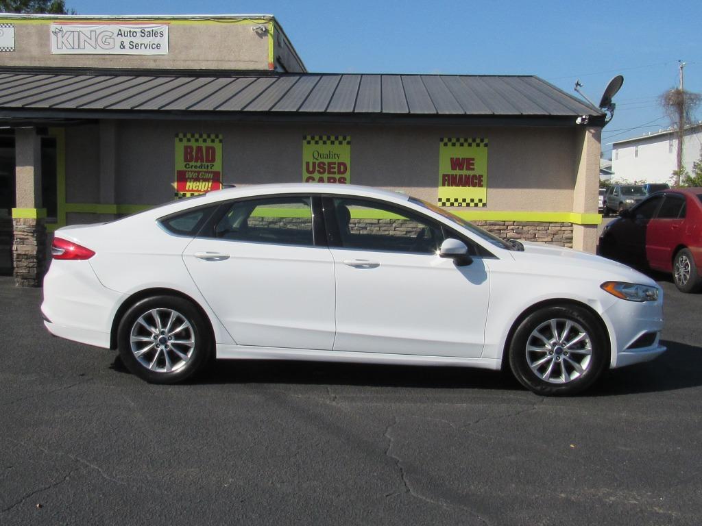 2017 Ford Fusion SE's photo